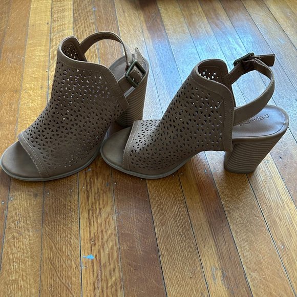 Universal Thread Milliana Heeled Sling Back Cut Out - Picture 5 of 6